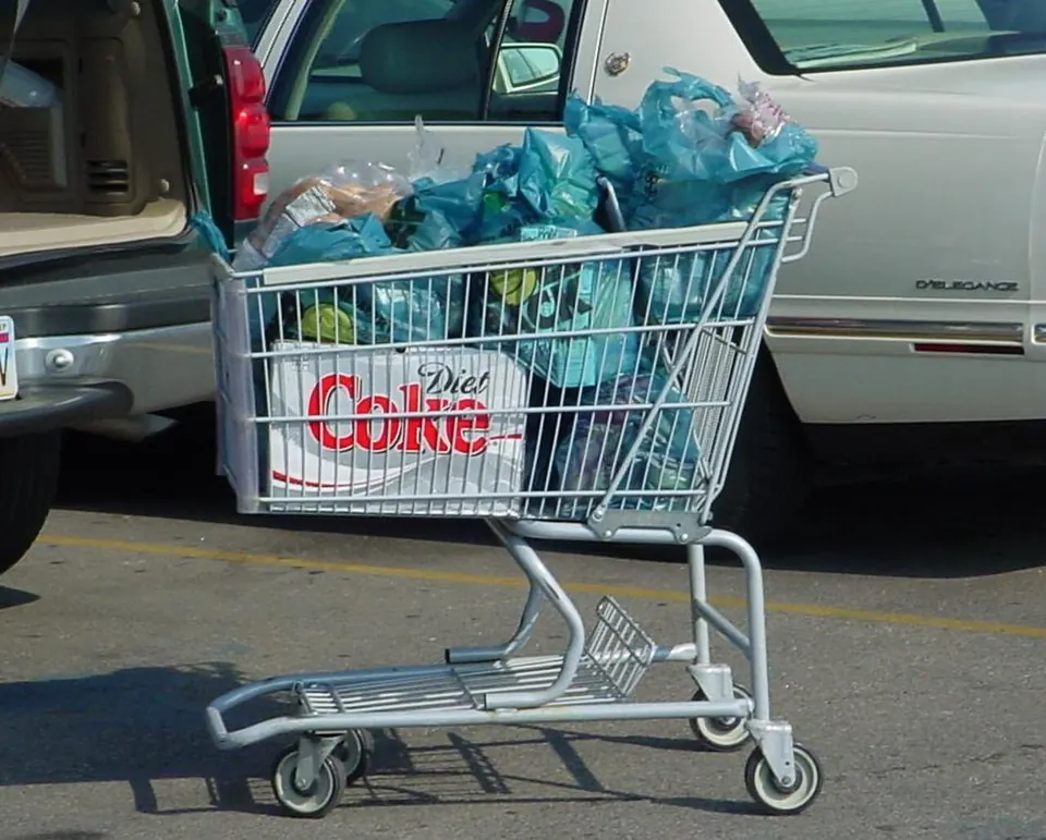Chariot contenant des achats alimentaires