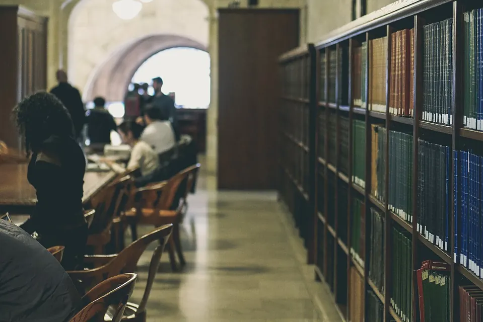Rayonnages de livres dans une bibliothèque