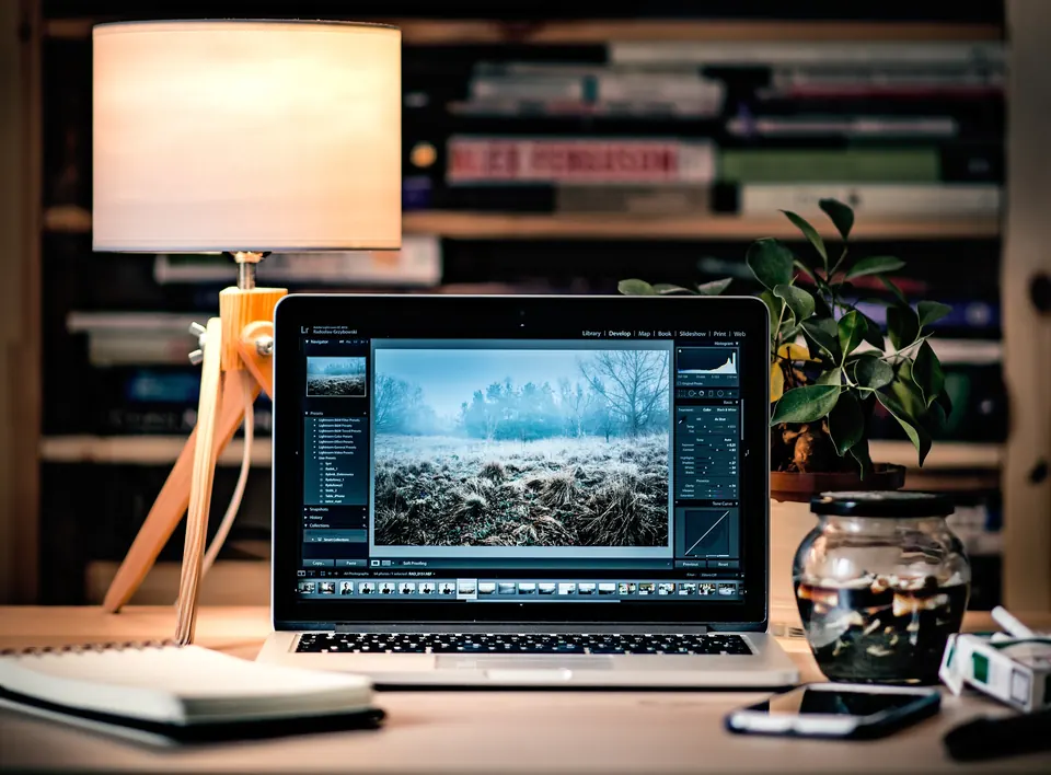 Ordinateur portable et documents sur un bureau