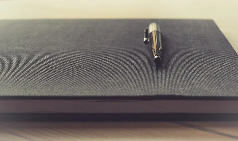 Stylo posé sur un carnet de notes