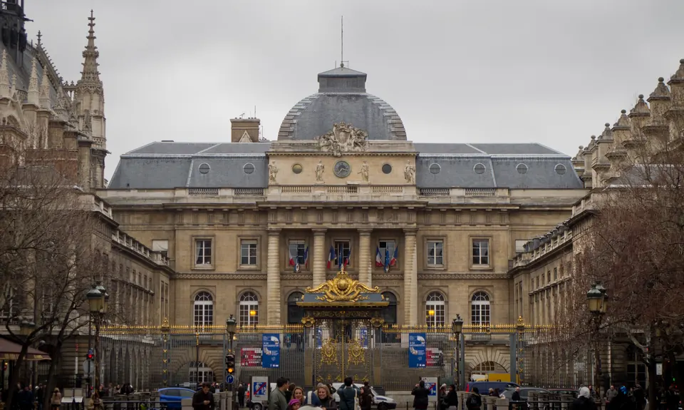 Façade et cour du palais de justice de Paris