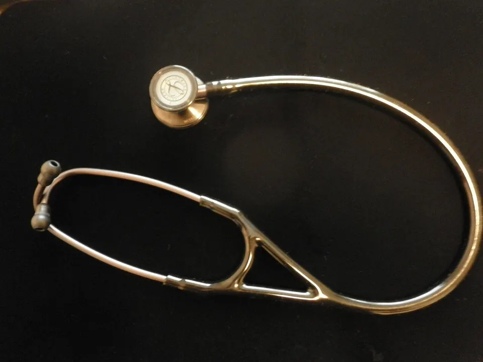 Stéthoscope posé sur une surface claire